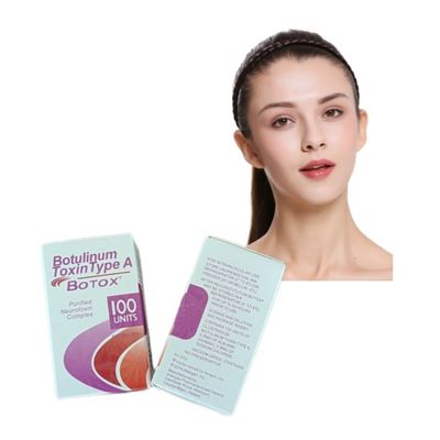 La paupière de visage de lèvre d'OIN ride le  pour des lignes de sourire autour du nez de bouche